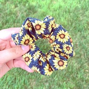 Summer Sunflower Scrunchie🌻